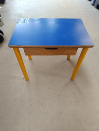 Table bleue et jaune maternelle 53cm avec tiroir